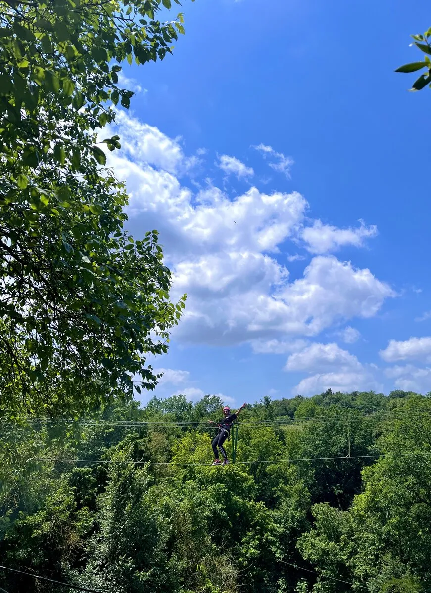 Percorso verde zipline cielo aperto